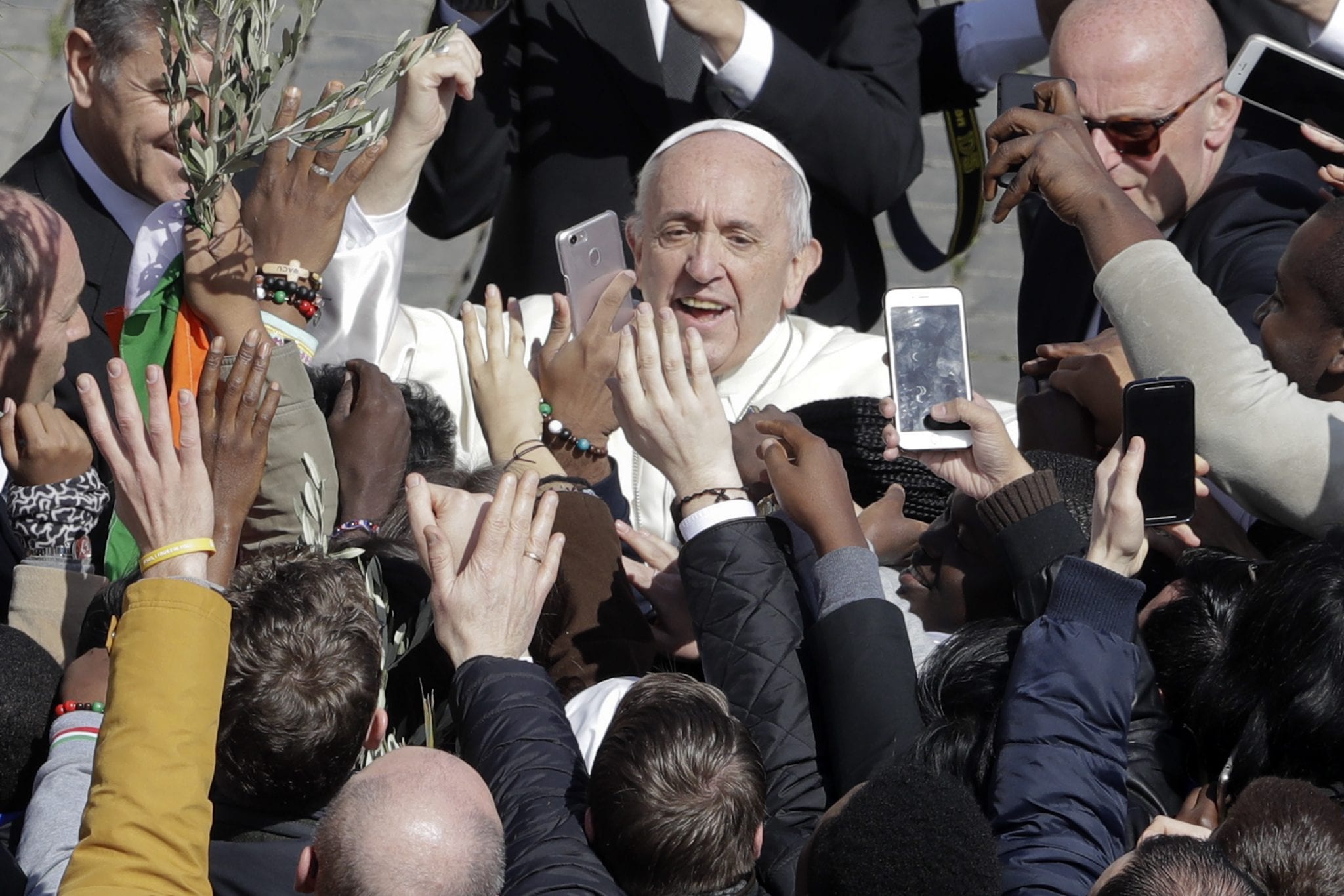 As Holy Week opens, Pope thanks his police for “serenity” and “order”