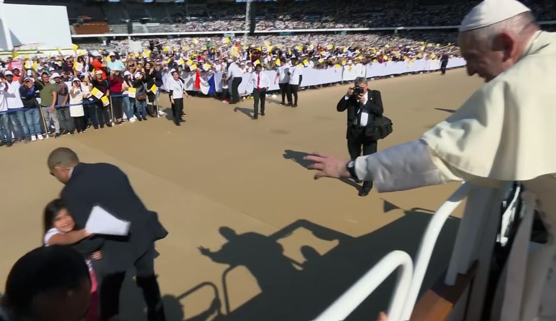 Pope praises girl who zipped by security to give him letter