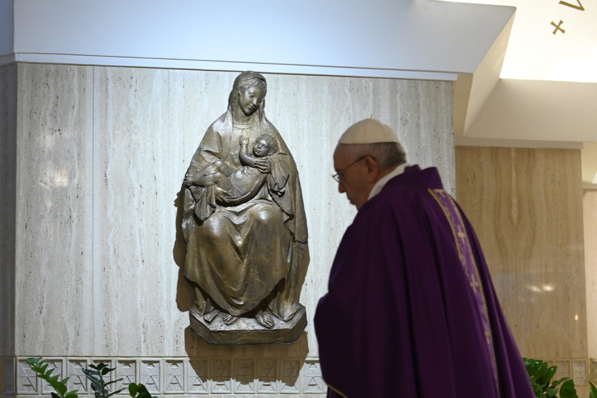 Pope prays for media helping people endure isolation