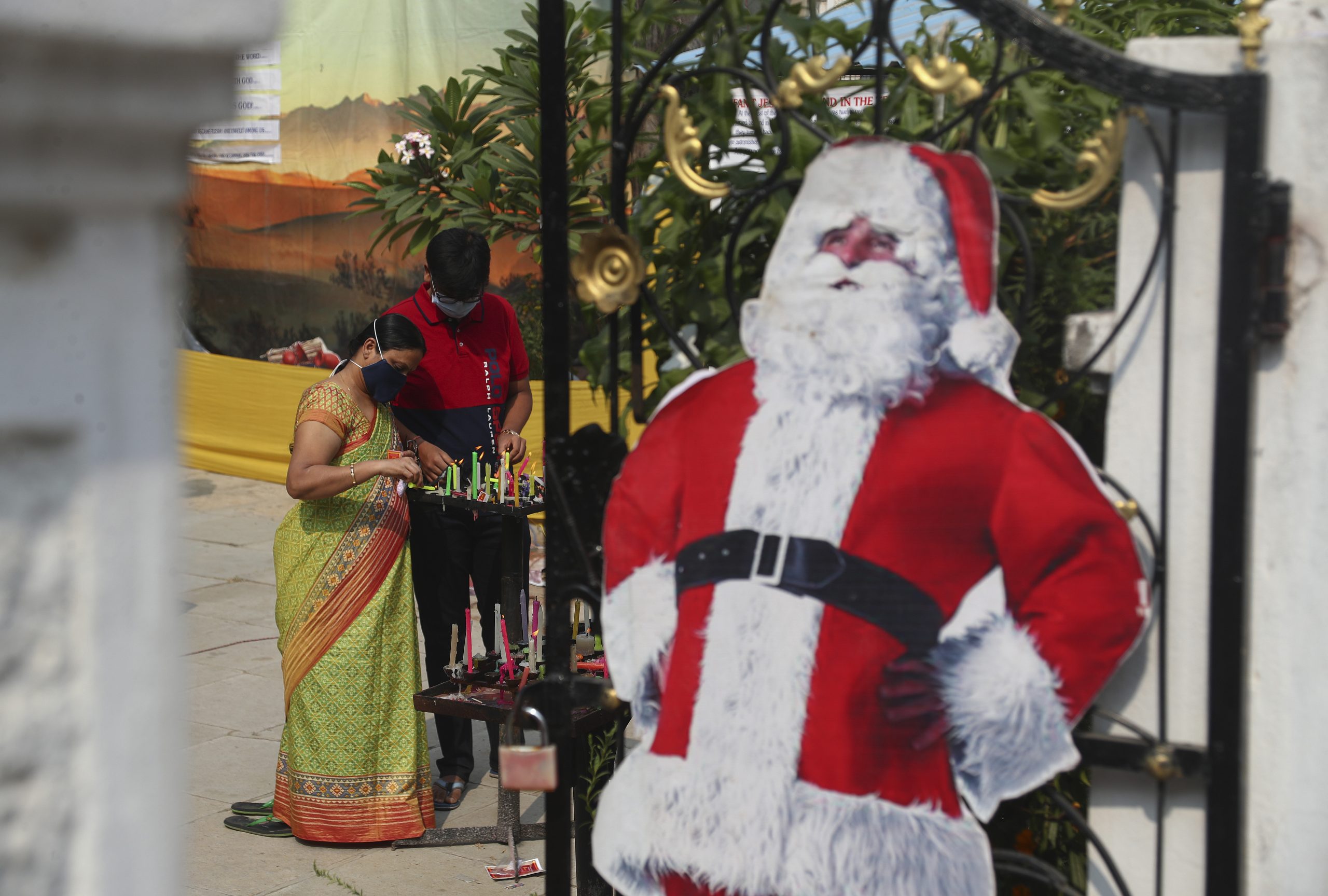 A pandemic Christmas: Churches shut, borders complicated