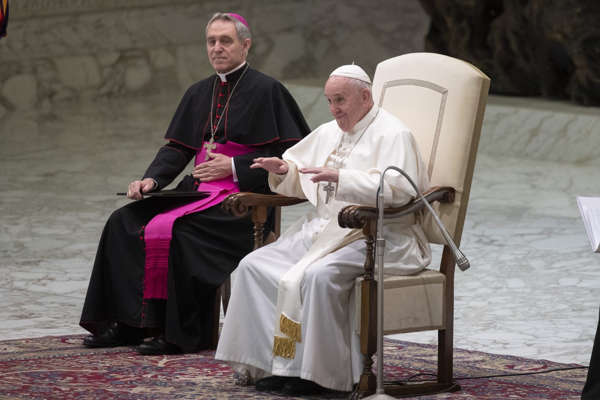 Set up a Nativity scene, pray there before Christmas, pope suggests