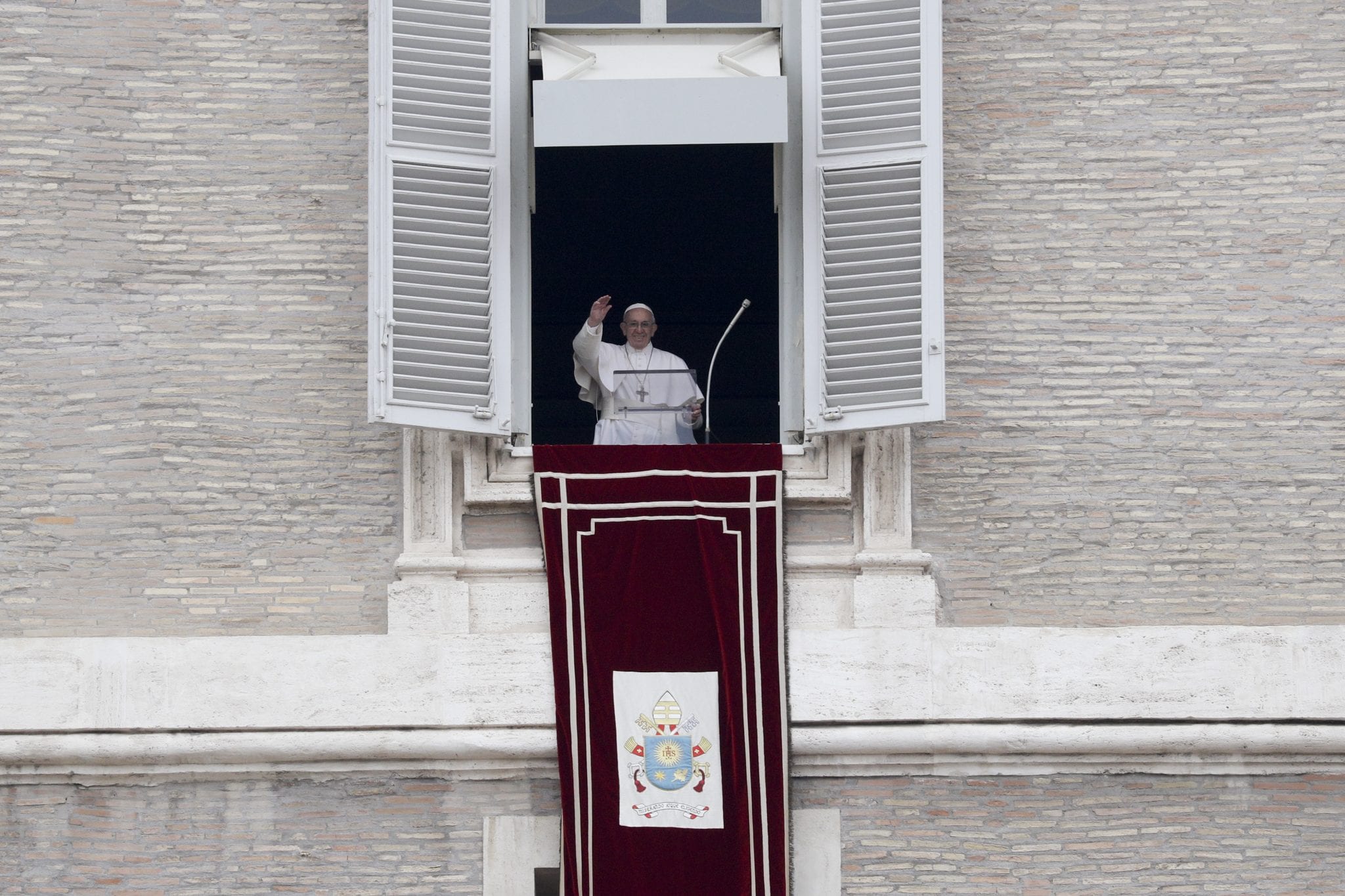 Pope prays for Peru, hails beatification of anti-Nazi hero