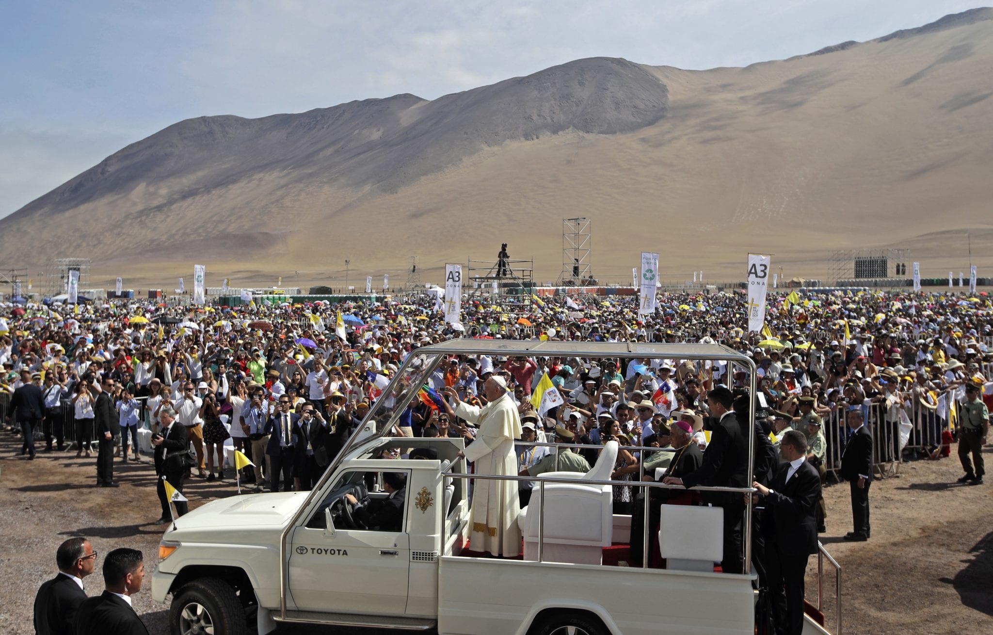 From a Chilean beach, Pope applauds knowing how to party