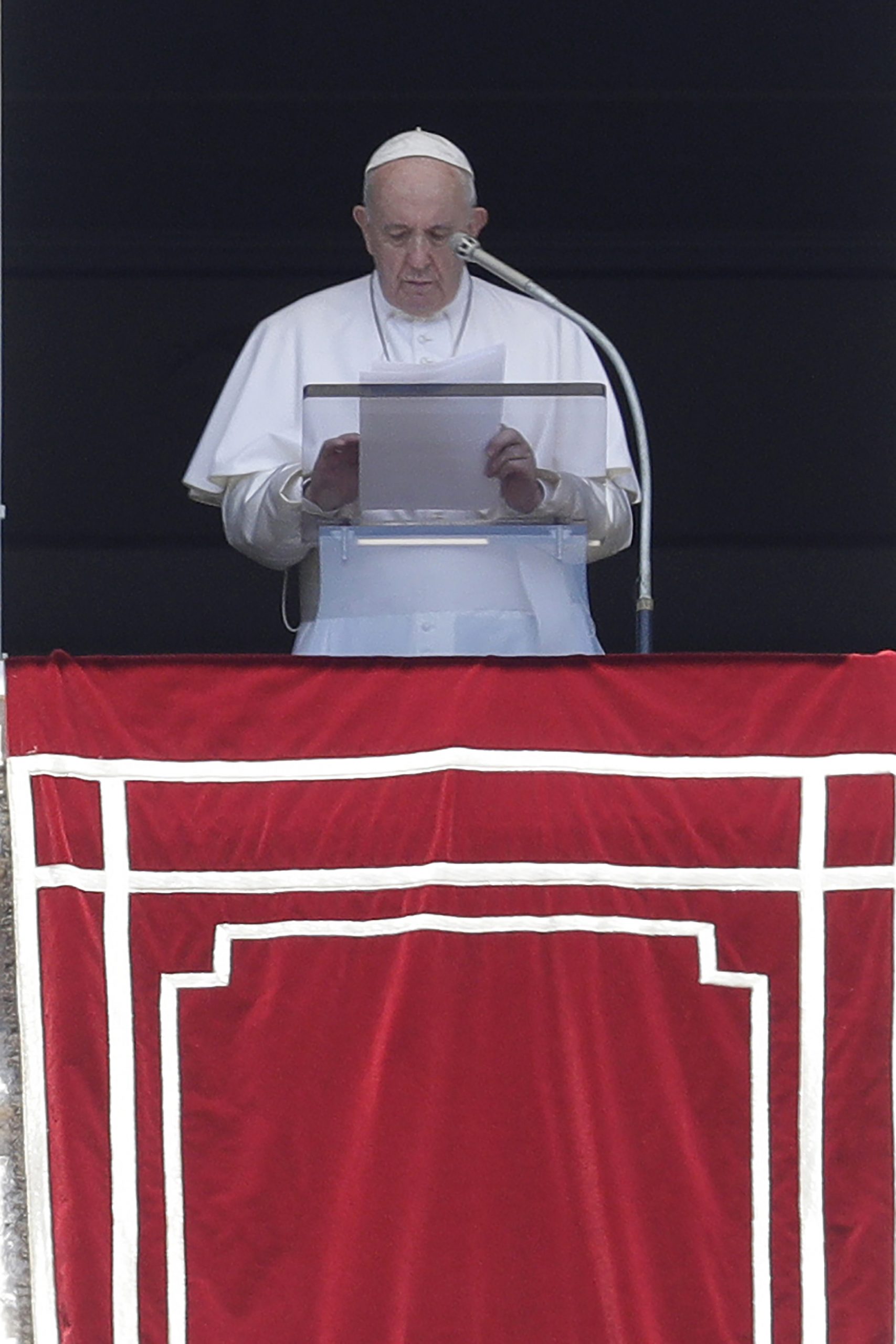 Pope encourages priests disheartened by sex abuse fallout