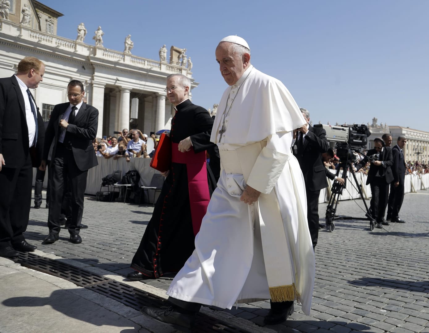Pope offers pat-on-the-back for Ukrainian, Russian prisoner exchange