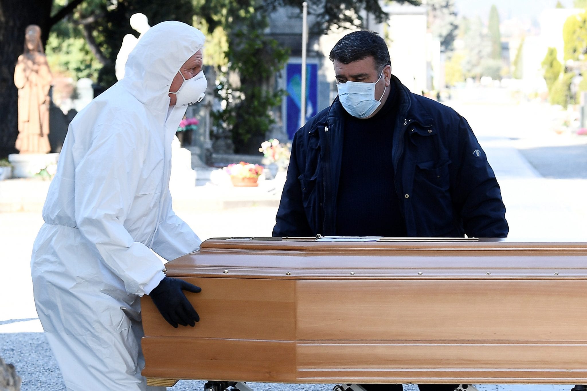Pope prays for coronavirus victims, workers who died serving others