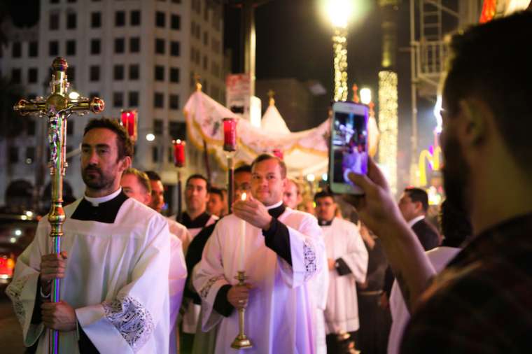 Eucharistic procession for Hollywood homeless draws hundreds