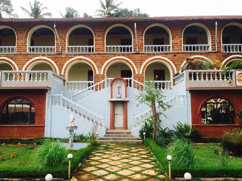 Church in Goa, India, attacked with stones during Easter Vigil