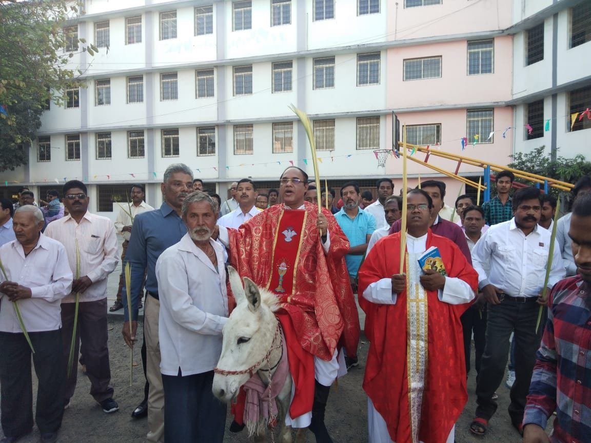 Donkey plays part in Palm Sunday procession in India