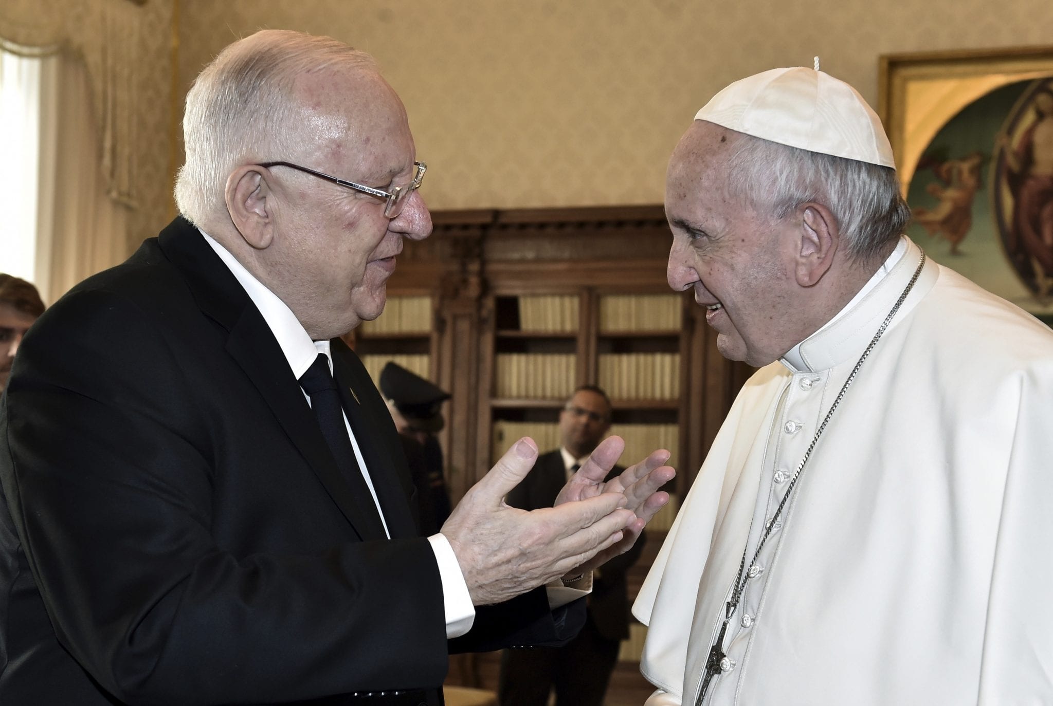 Pope meets Israeli president at the Vatican