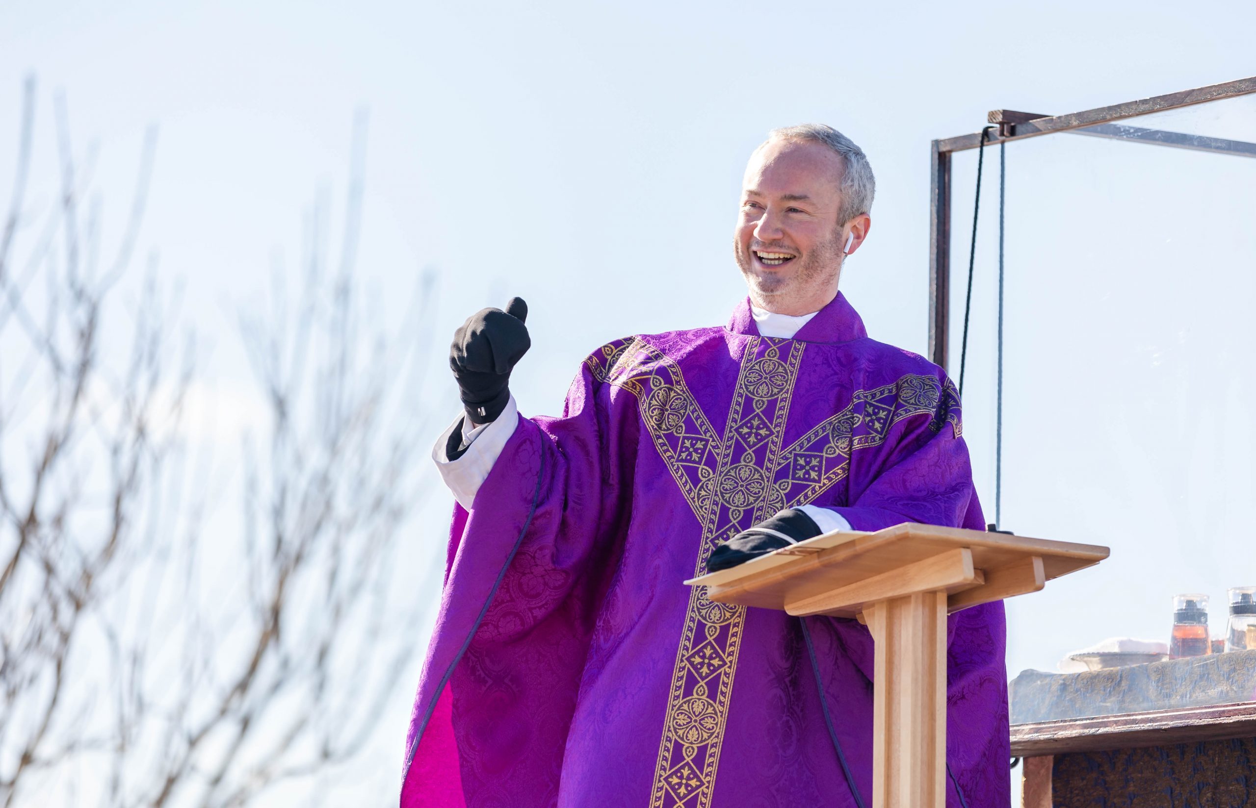 Outdoor confession priest reflects on realities of pandemic ministry