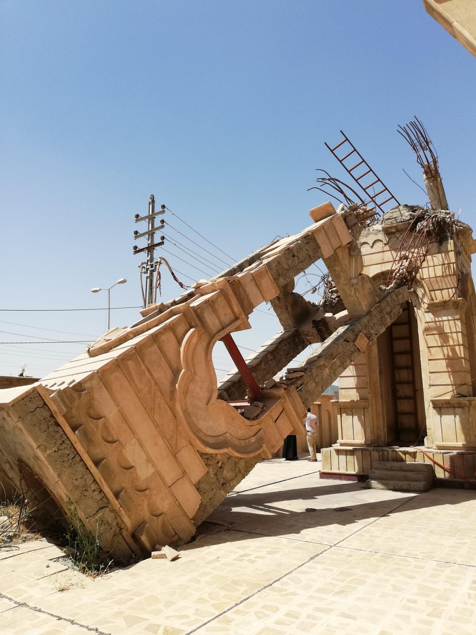 In post-ISIS Christian town, heroism and paradox both abound