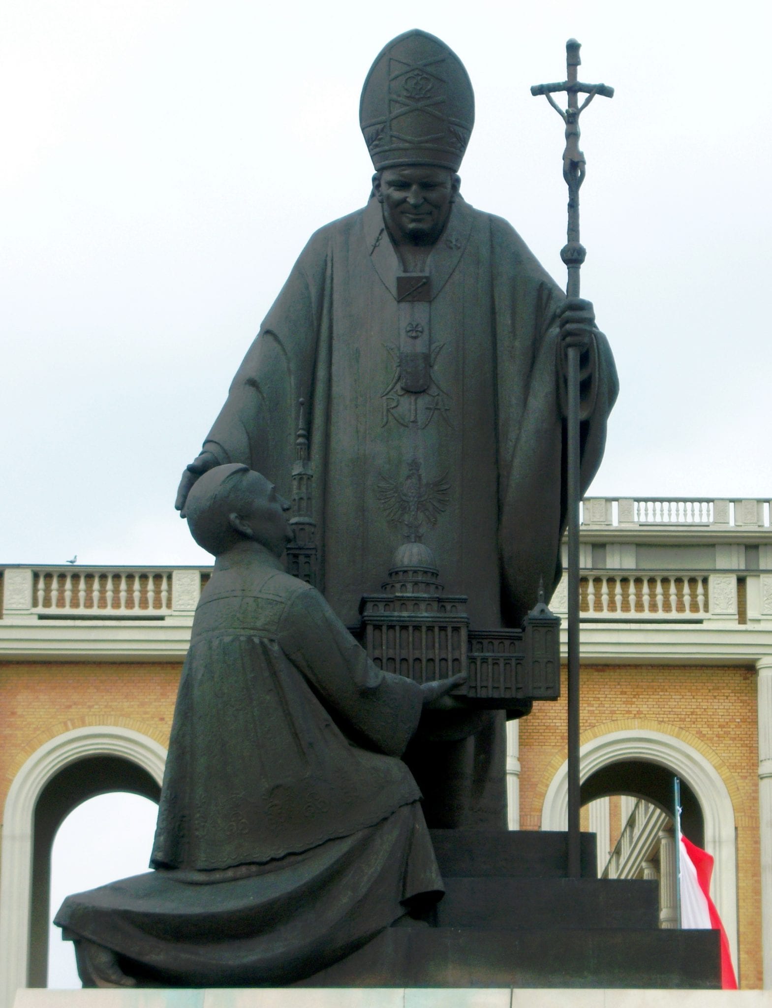 Poland: Statue of priest accused of abuse removed