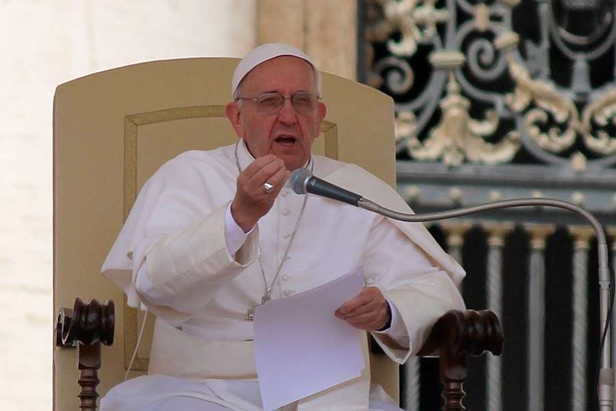 Pope urges ‘full rights’ be given to persecuted Rohingya minority