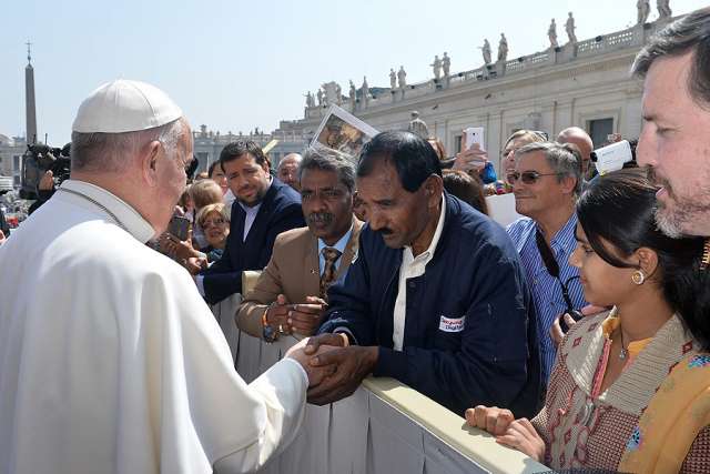 Pope Francis greets Ashiq Mesih in St. Peter's Square during the Wednesday general audience on April 15, 2015. (Credit: (c) Service Photo Vatican SFV.)