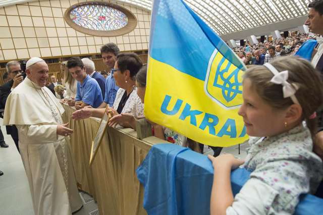 Traveling display notes struggle, hope of displaced Ukrainians