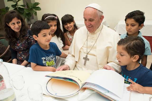 Muslim refugee hails Pope Francis as the example of religion