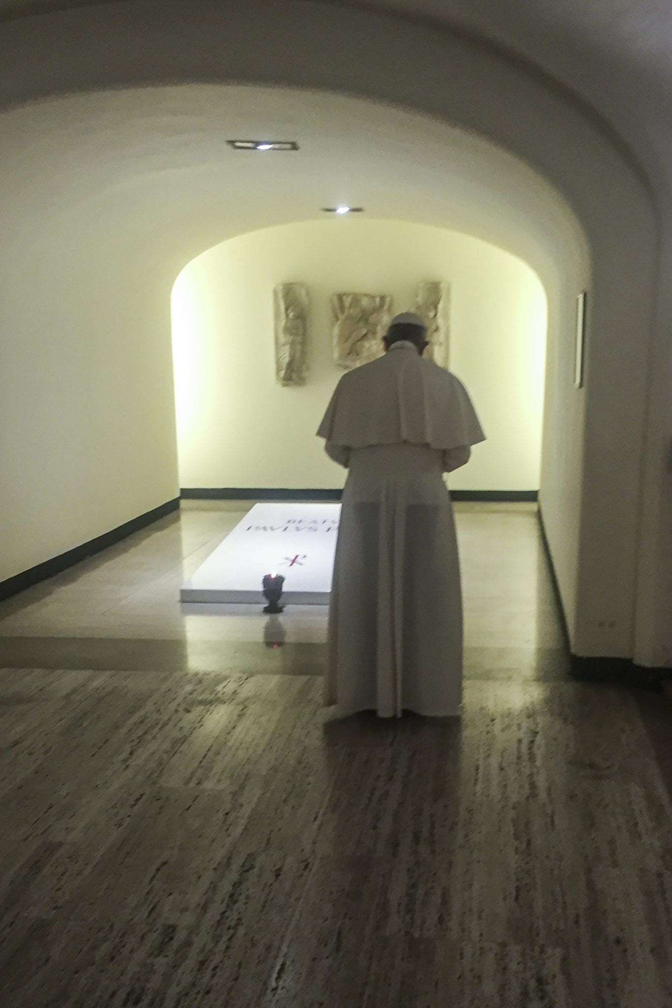 On anniversary of Blessed Paul VI’s death, Francis visits tomb after Mass in his honor