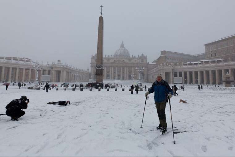 Snowball fight! Rare snowfall leads to fun, frenzy in Rome