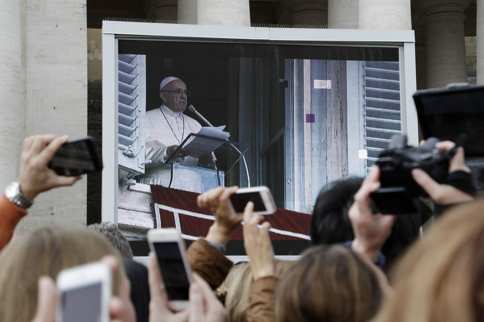 Pope Francis at Angelus: In the Eucharist we receive the grace to love