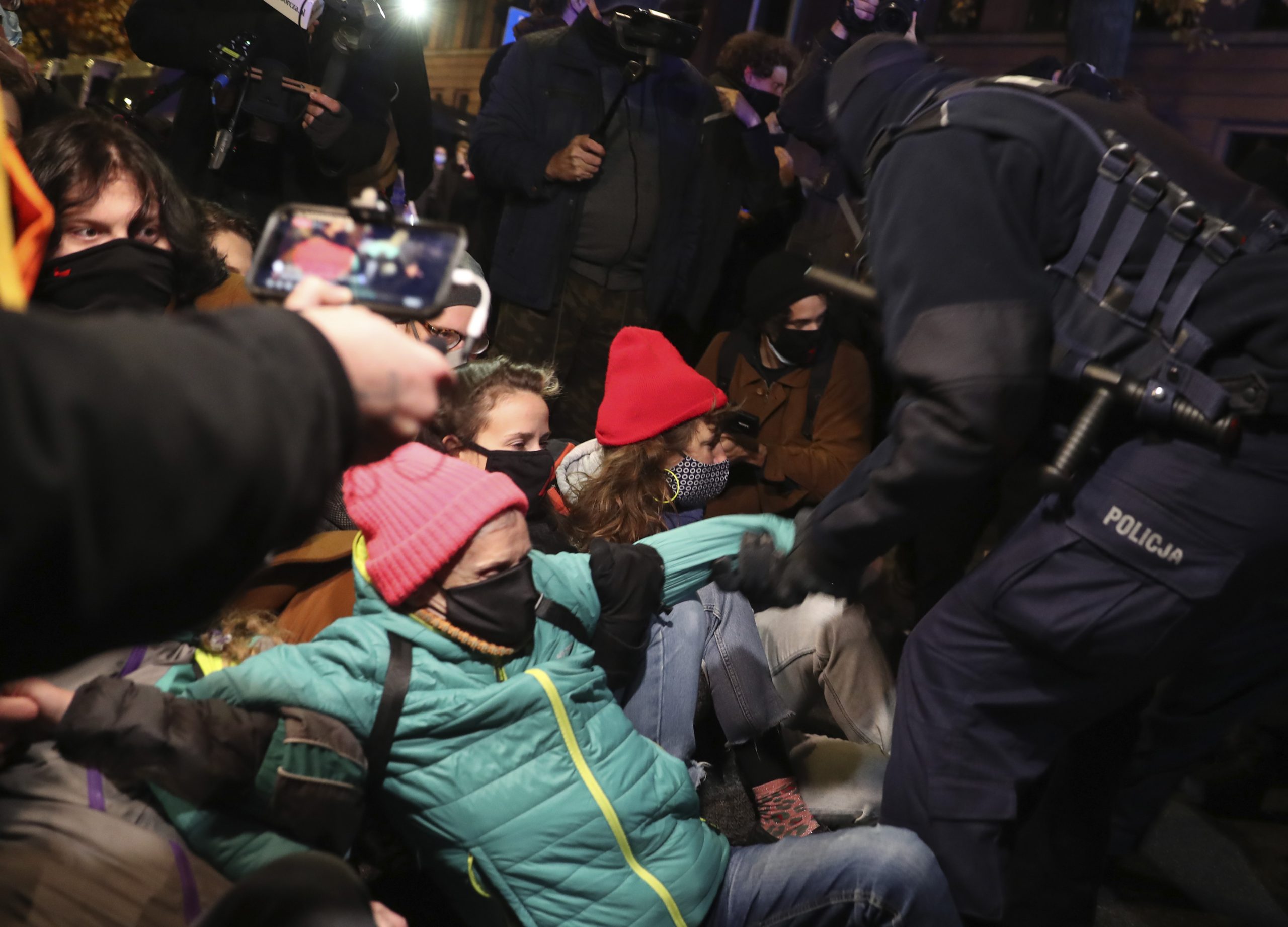 Polish police carry away abortion protesters