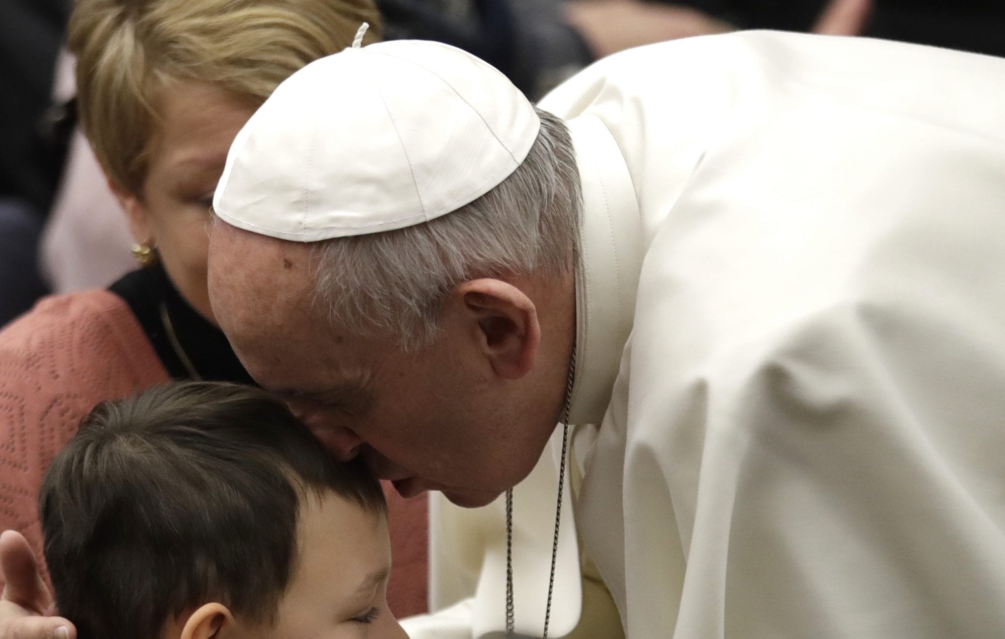 Talk, listen to grandparents; reap their wisdom, pope tells kids