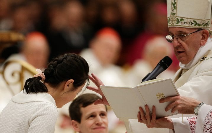 Pope urges Christians on Holy Saturday to ‘break open tombs’