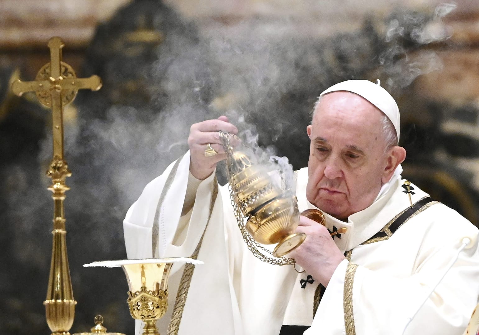 Pope talks leadership amid Covid, abortion and Iraq in new interview