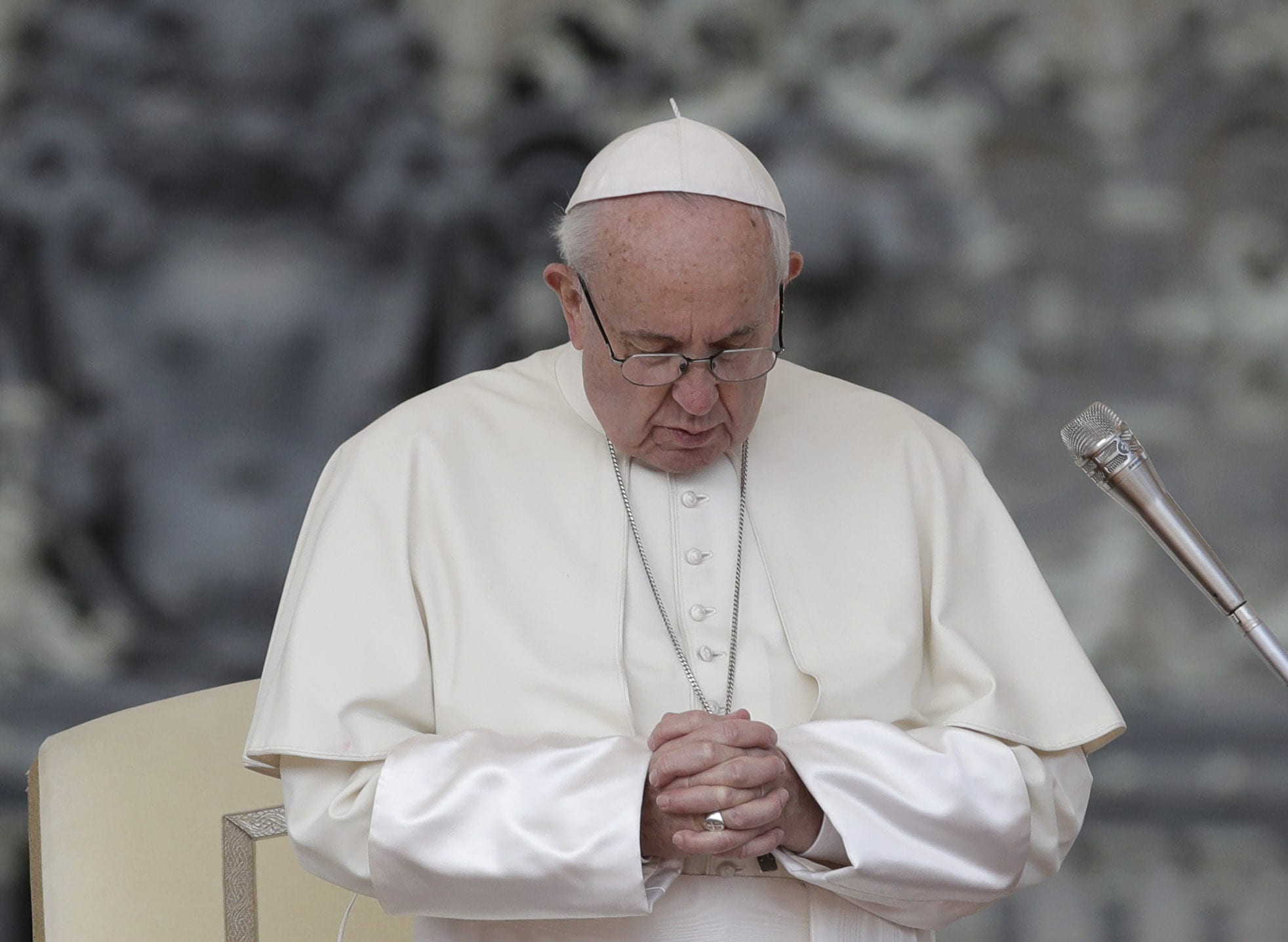 Pope holds first meeting with sex abuse survivors from Chile