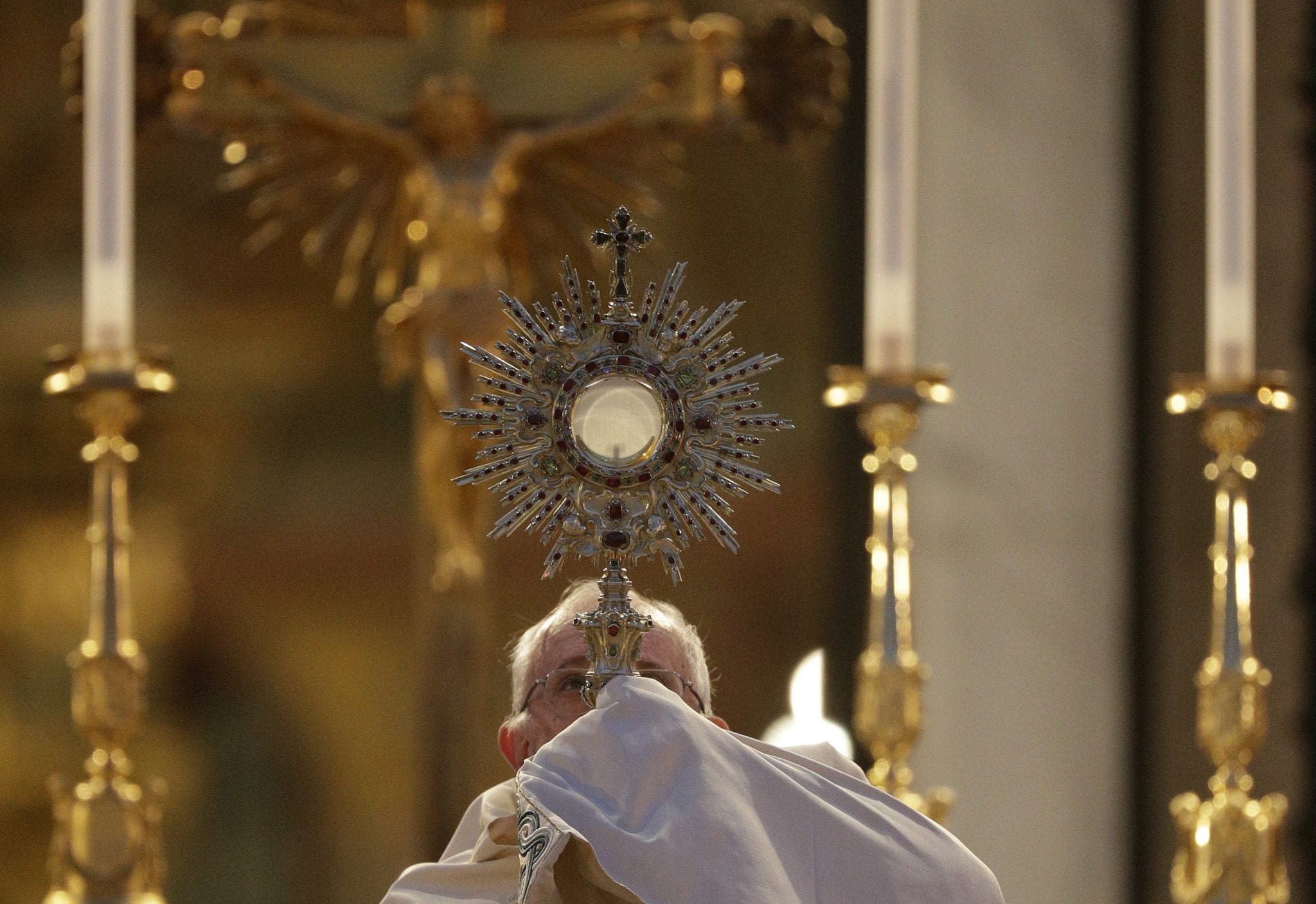 Eucharist is reminder of God’s love, call to unity, pope says