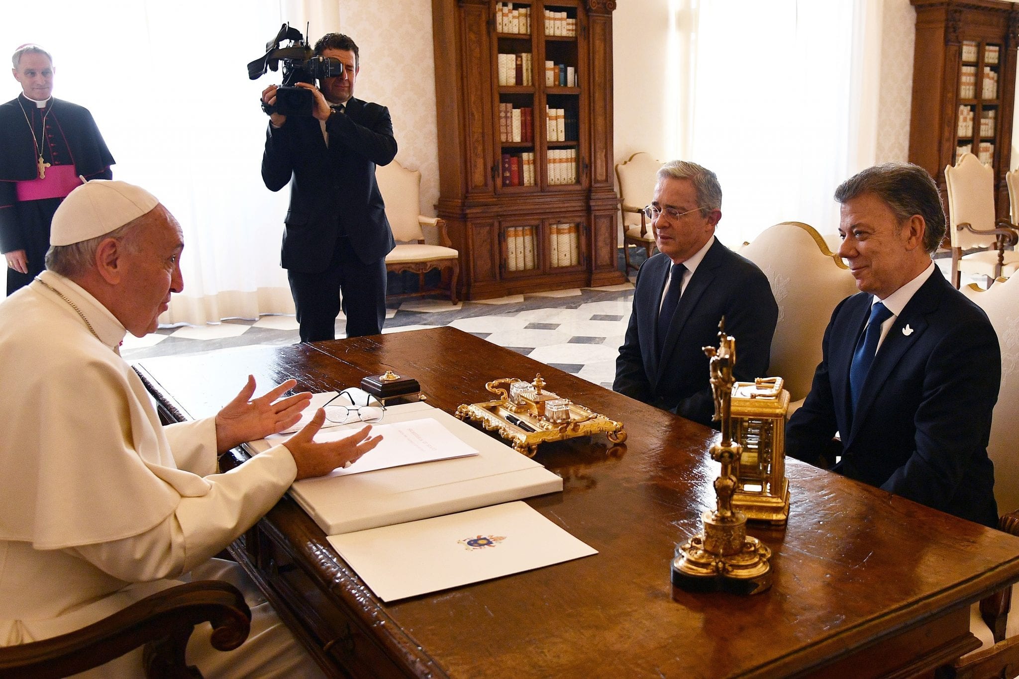 Pope brings Colombia president and opposition rival to talk peace