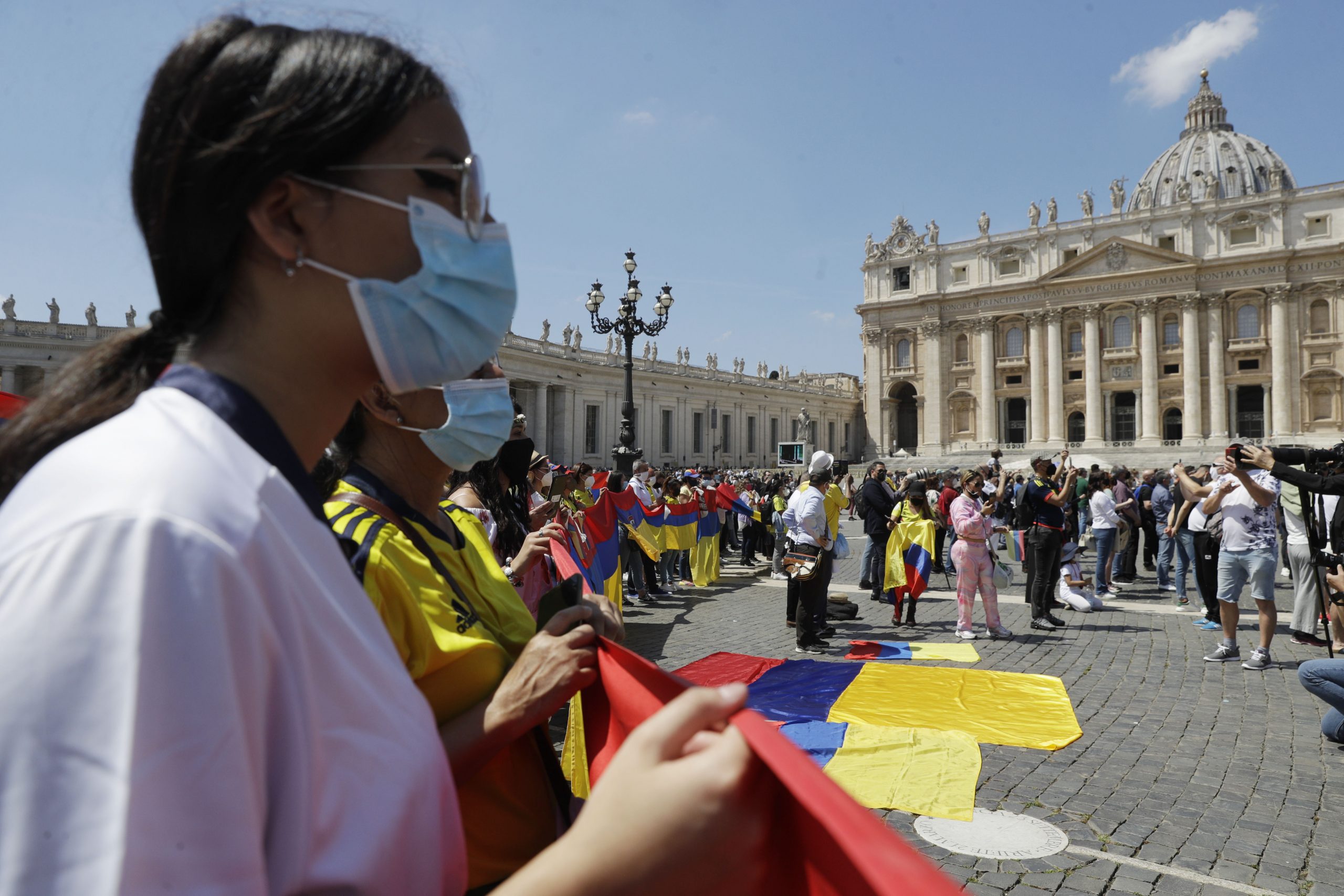 Colombians thank pope for his prayers, but fear the worst