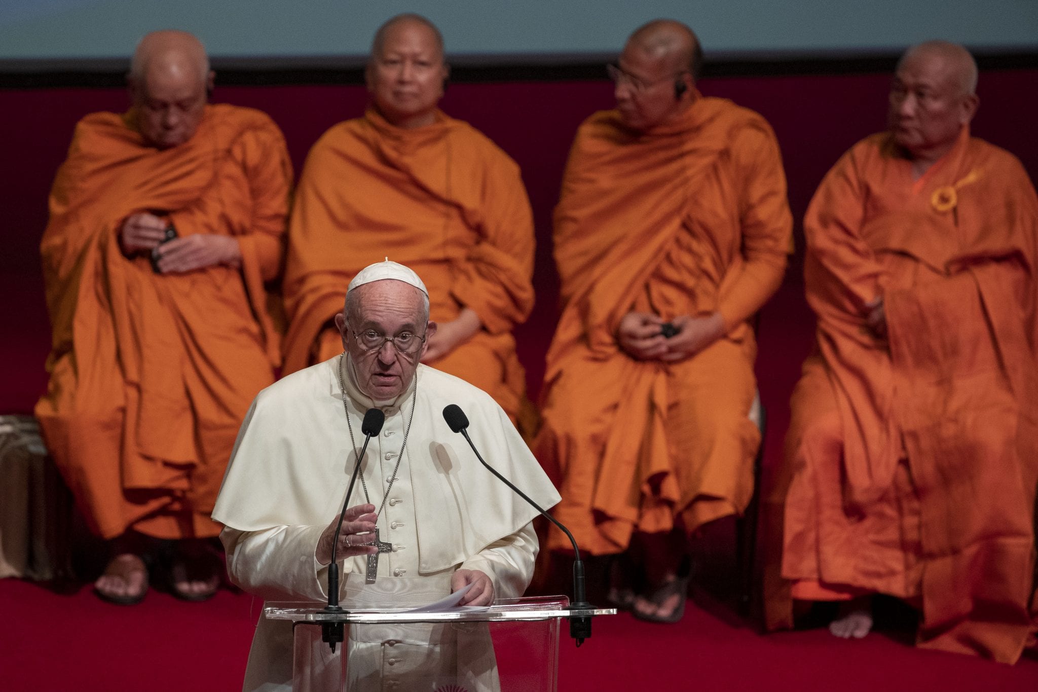 In Thailand, Pope tells religions to work for peace; Catholic youth to hold firm to faith