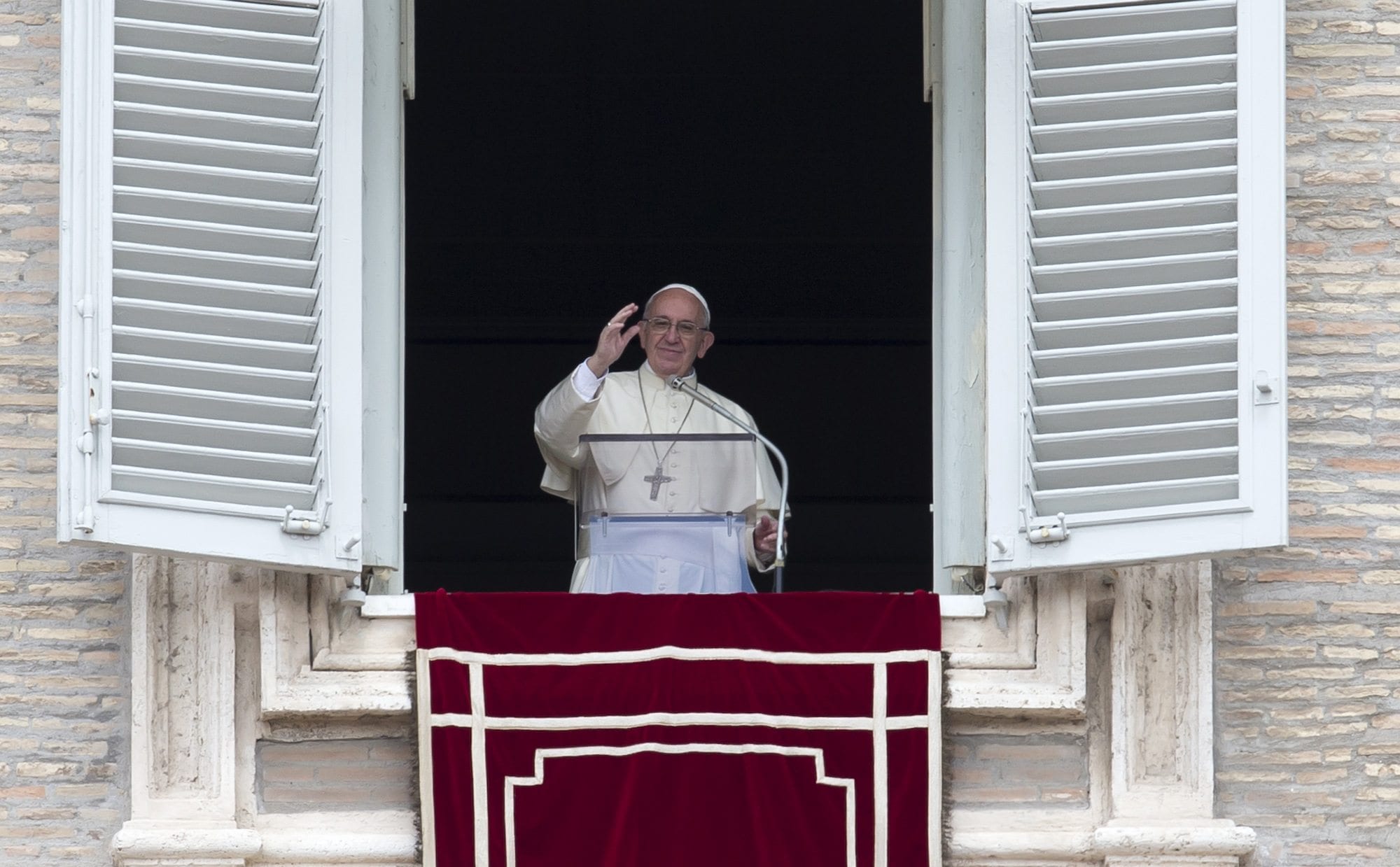 Pope condemns child abuse, urges peace in Syria