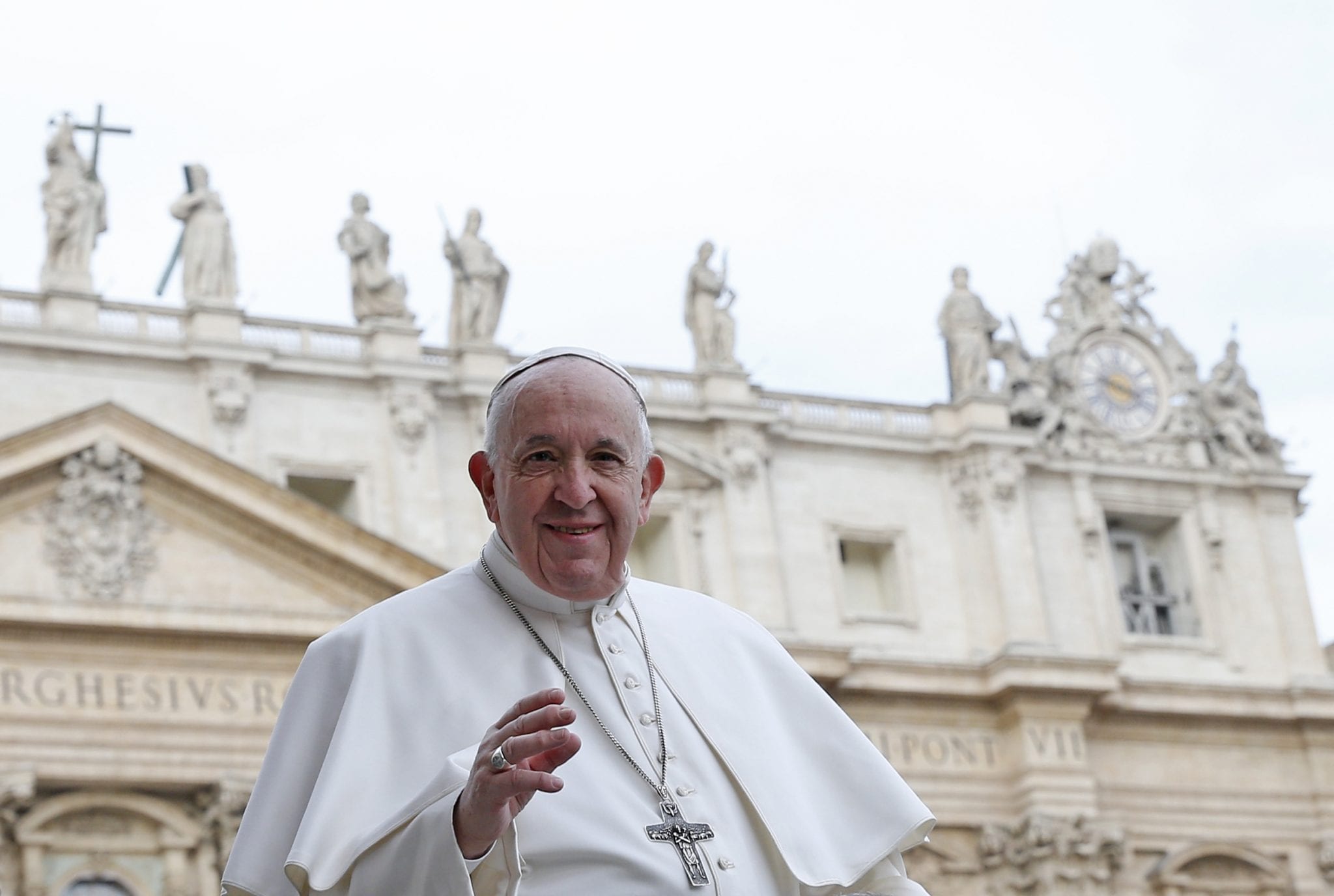 Shut off cellphone, open Bible for Lent, pope tells faithful