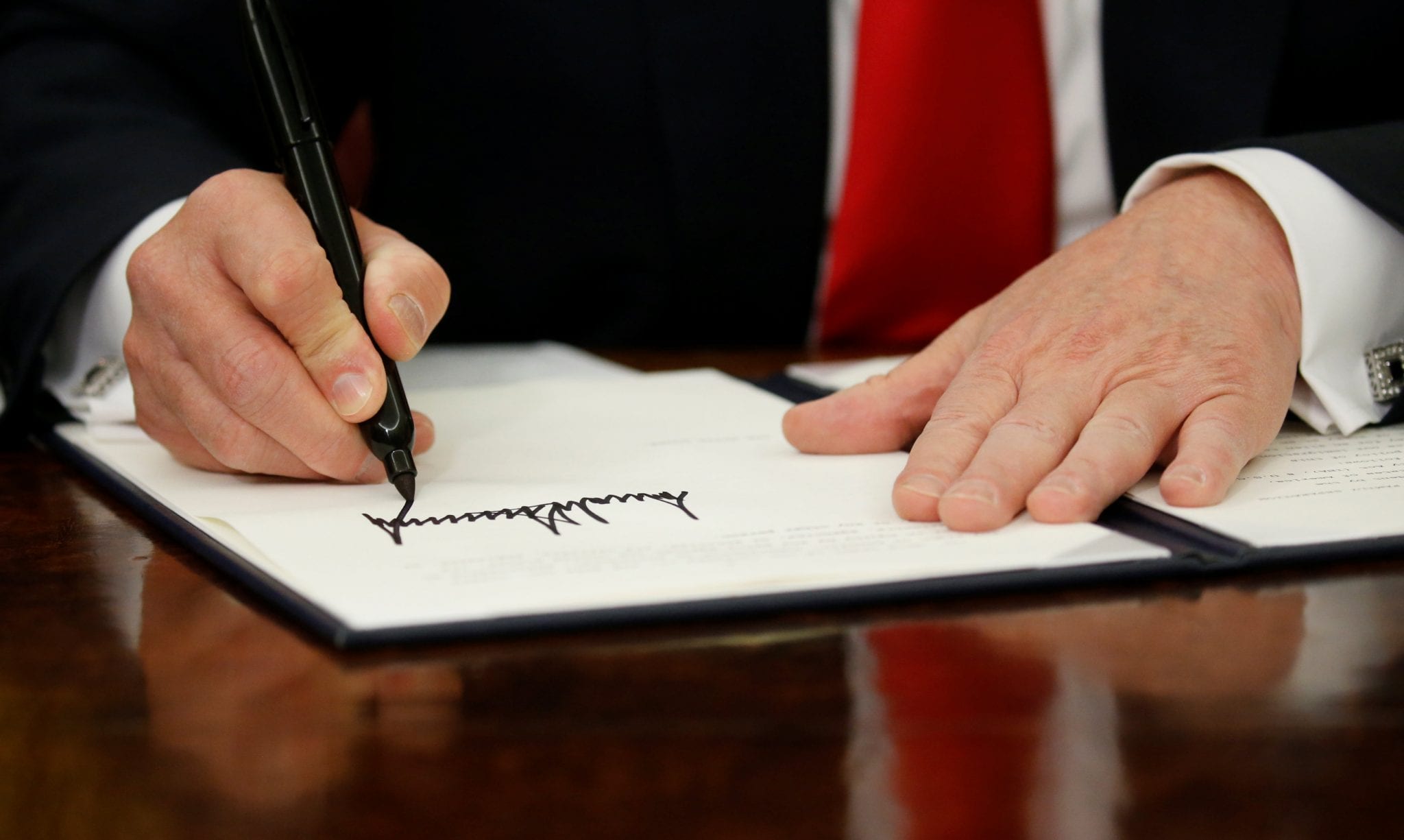 Trump signs executive order stopping family separation policy
