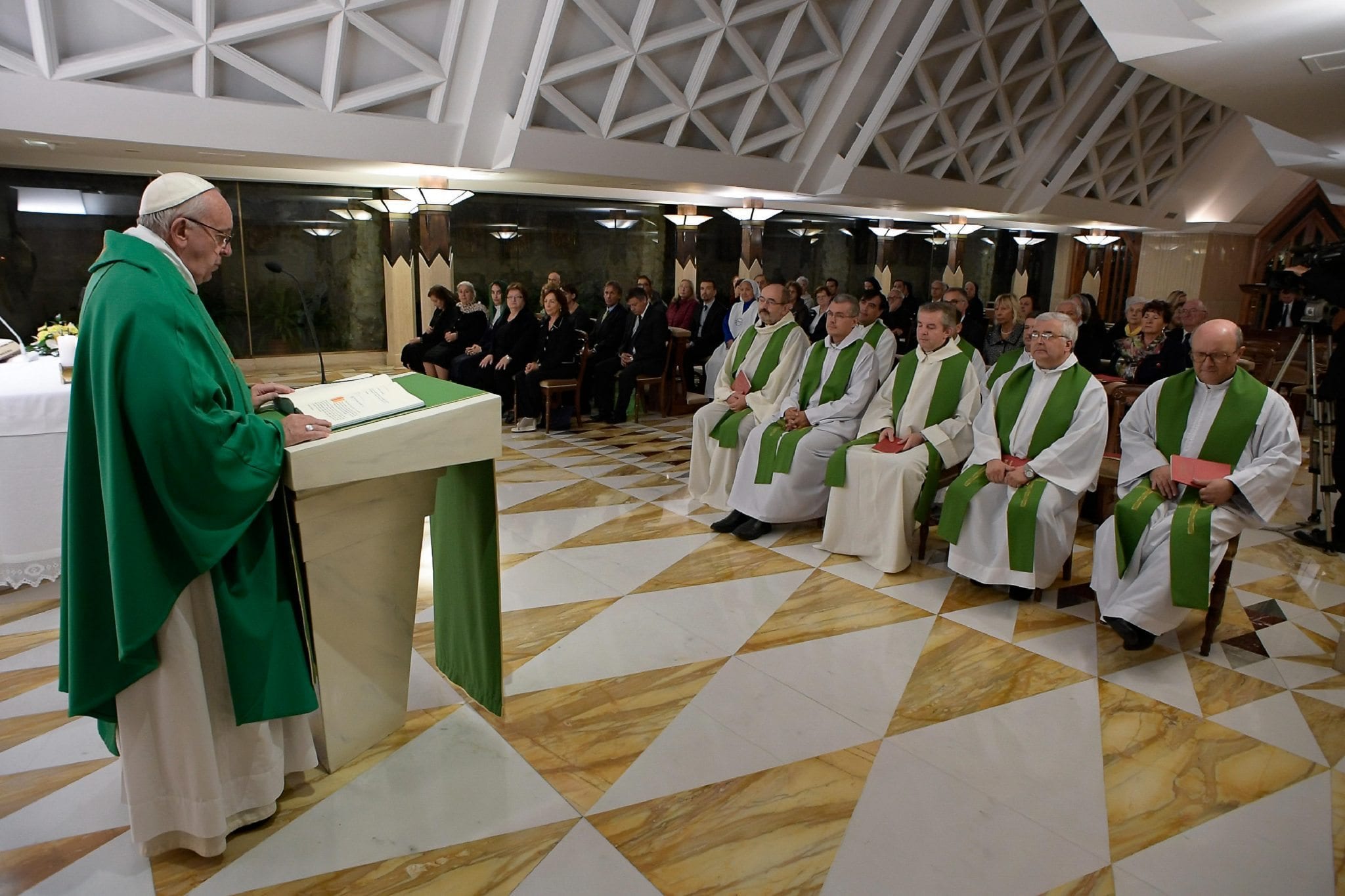 People can sniff out greedy priests, pope says
