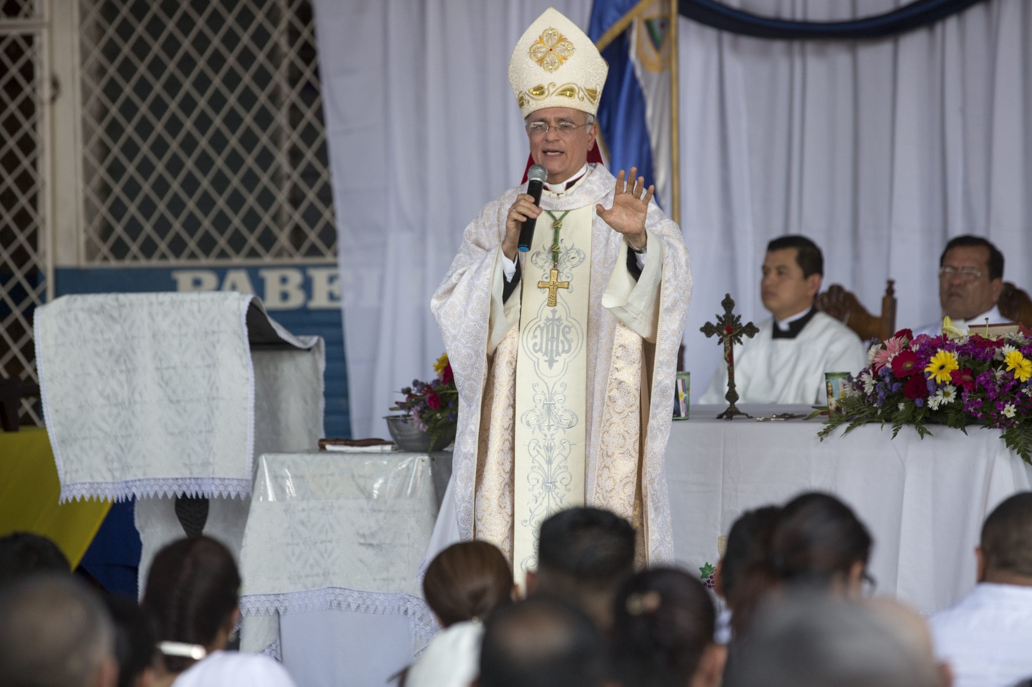 Government allies rough up priests at Nicaragua church siege
