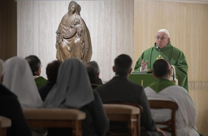 Endure hard times by remembering God’s love, his promise, pope says