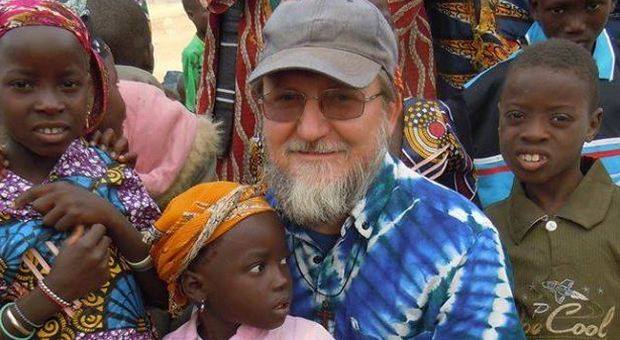 Pope assures missionaries of his prayers for kidnapped priest