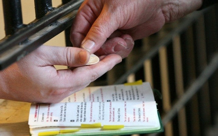 Pope agrees to set up commission to study women deacons