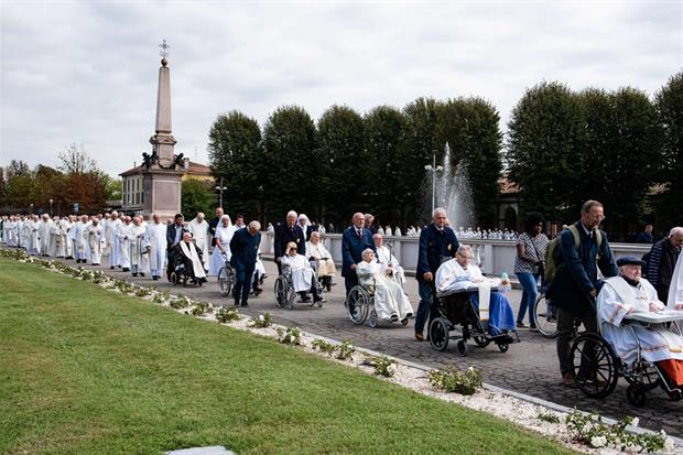In praise of elderly and sick priests, plus three Crux notes