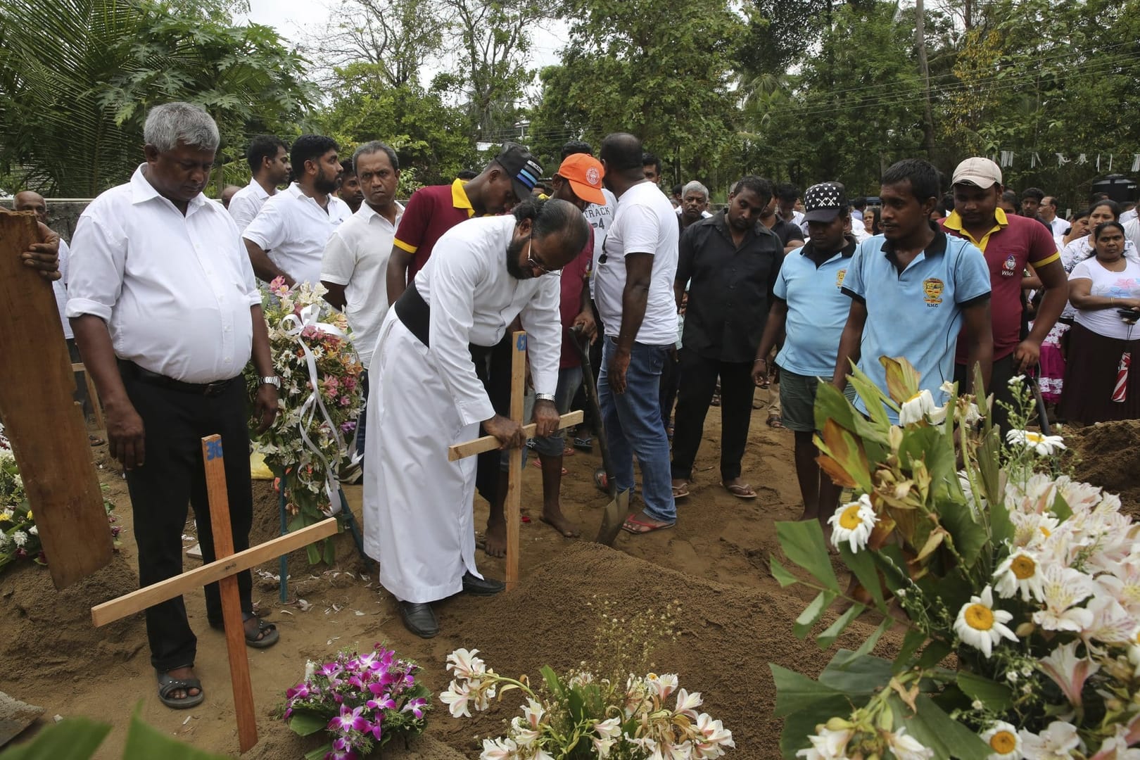 Death toll lowered to 253, Sri Lanka braces for more attacks
