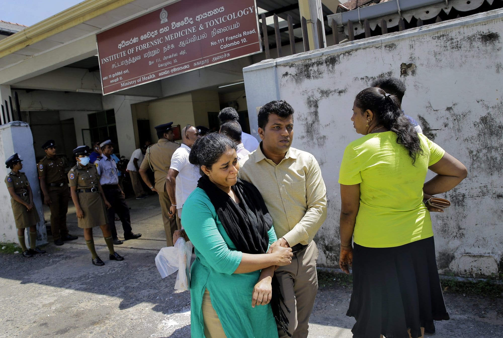 Investigator: 7 suicide attackers behind 6 Sri Lanka blasts