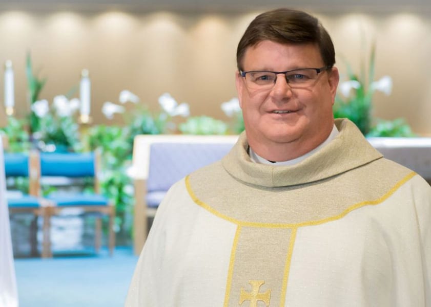Wisconsin priest tells parishioners he’s gay, gets ovation