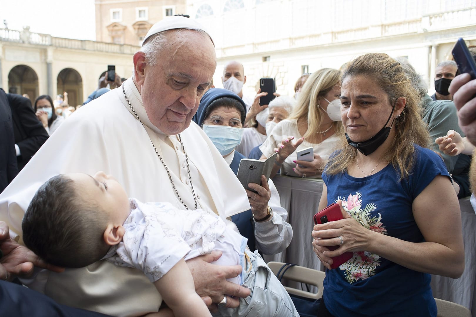 On the cross and still today, Jesus prays for everyone, pope says