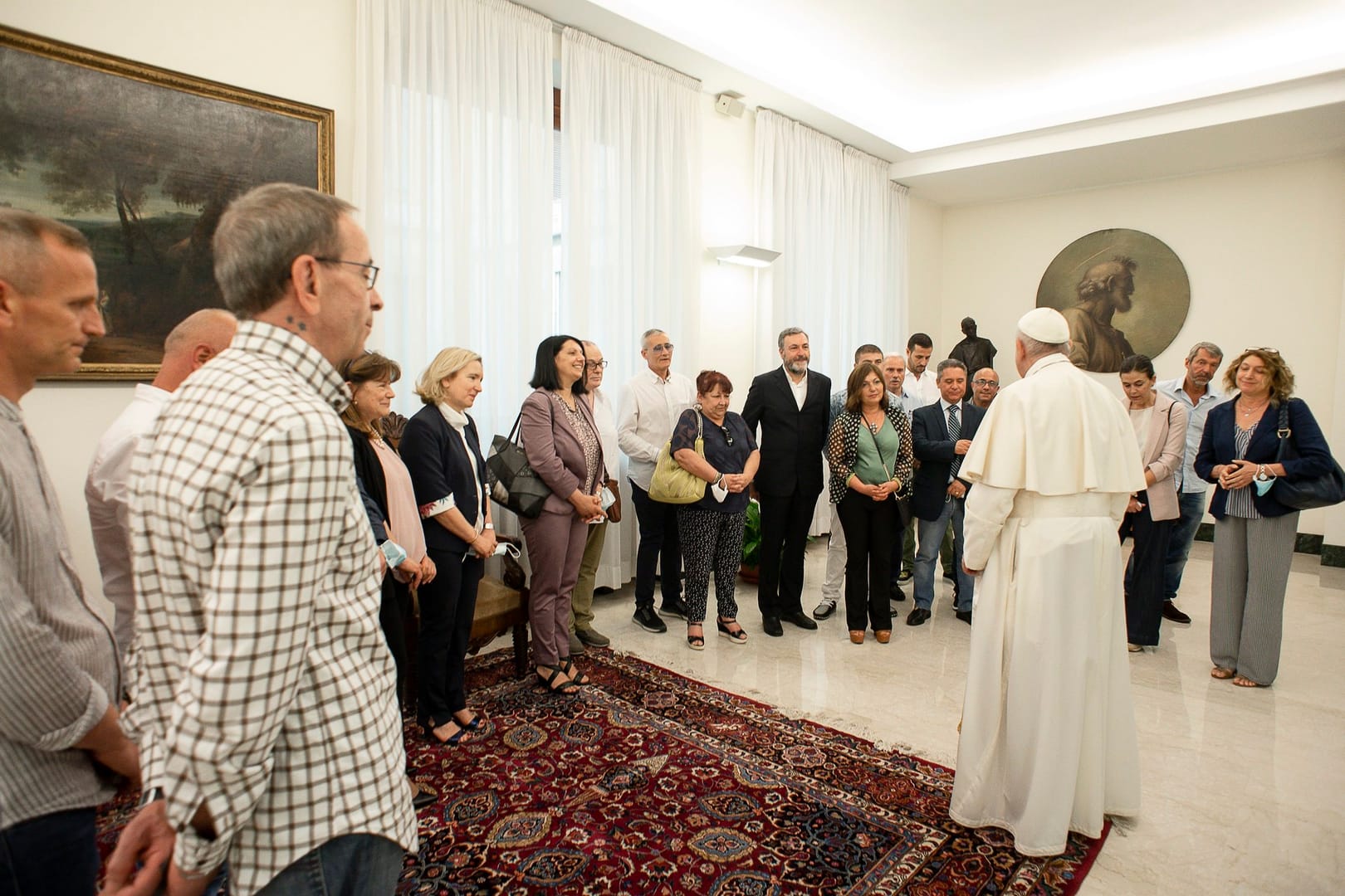 Pope welcomes prisoners to Vatican before they tour museums