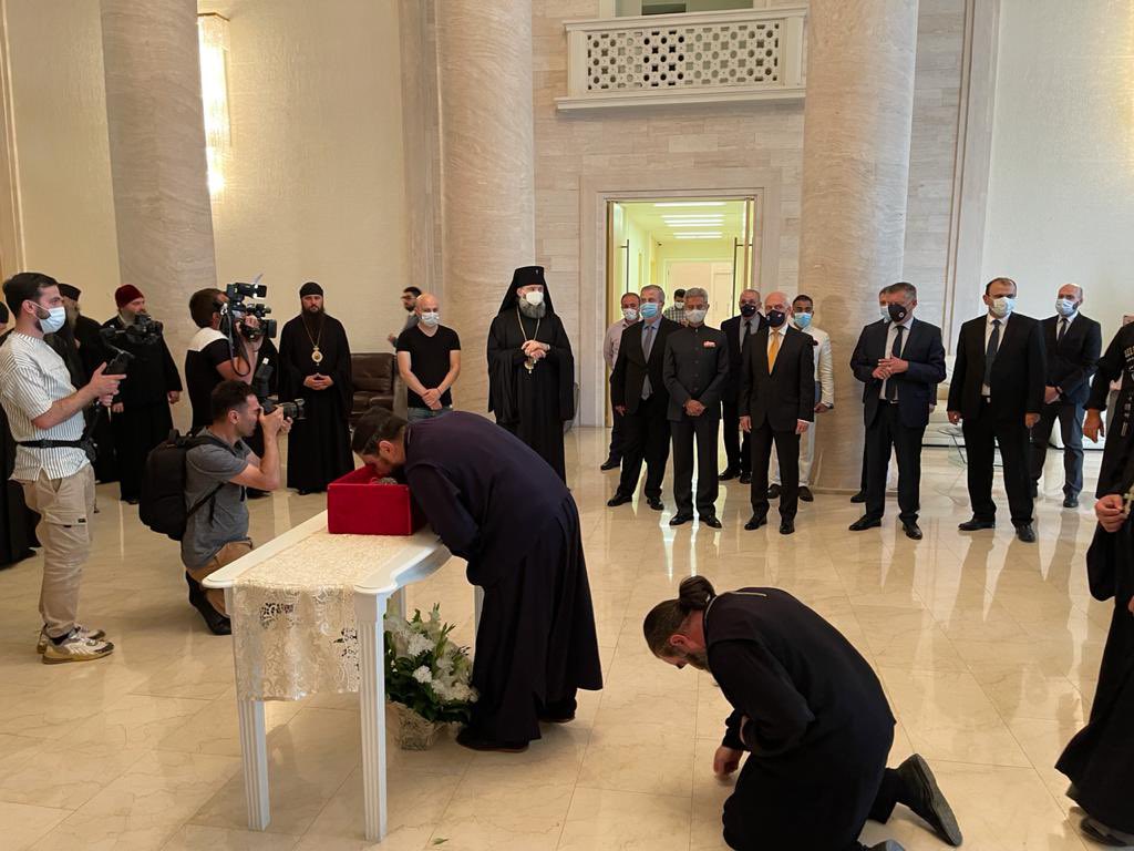 India gives relics of martyred queen to Georgia