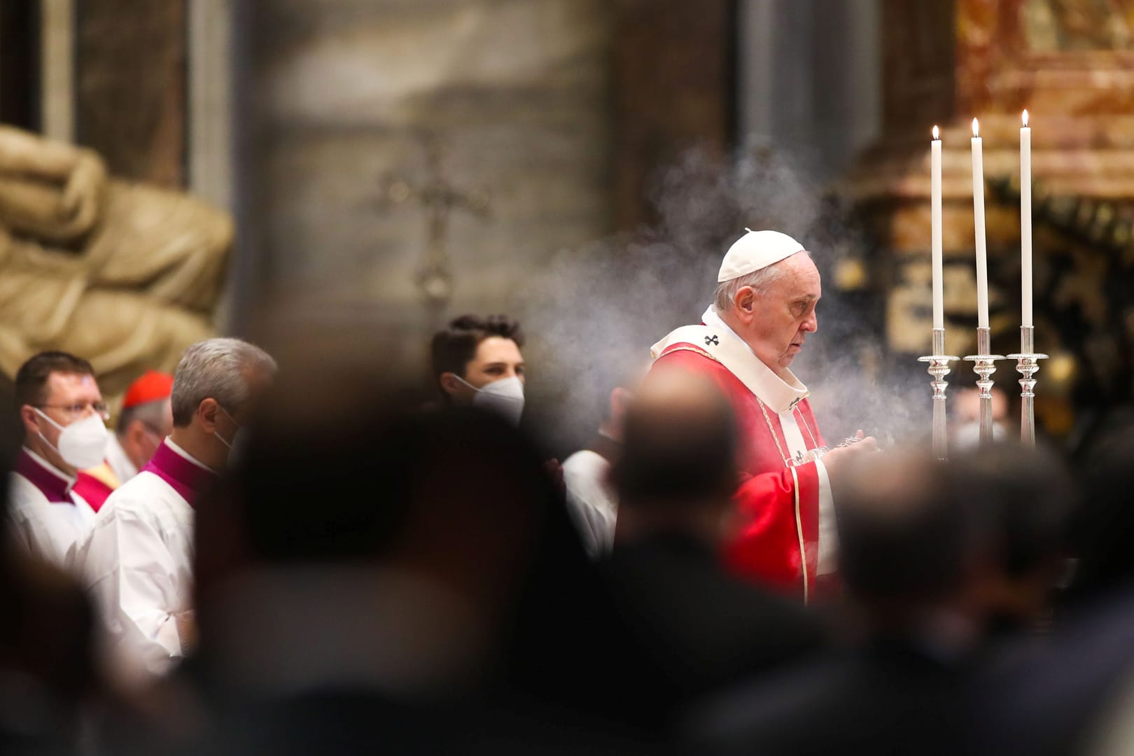 Mature Christians trust God, serve others even in tough times, pope says