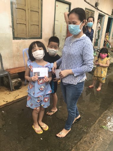 Vietnamese nuns give funds to keep students in school during pandemic